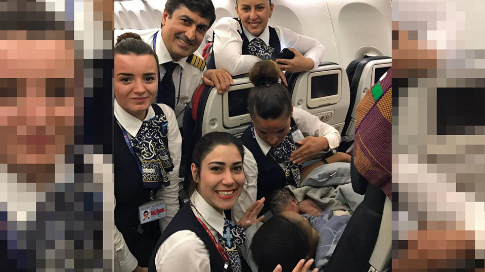 Sturzgeburt In 13 000 Meter Hohe Franzosin Bringt Baby In Flugzeug Zur Welt