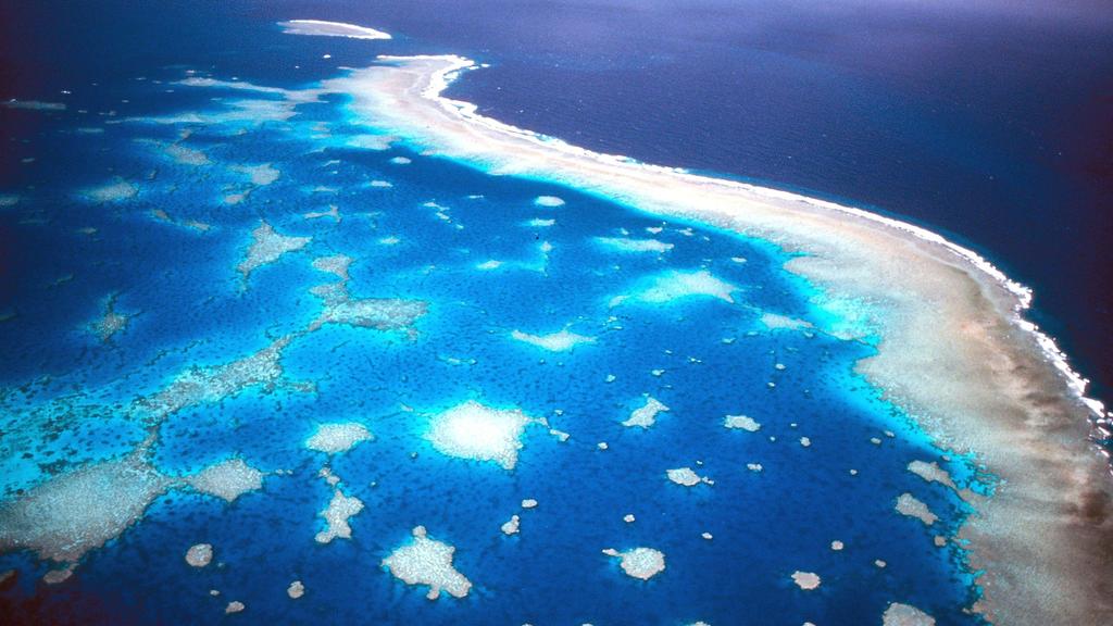 ARCHIV - HANDOUT - Eine Luftaufnahme des Great Barrier Riffs vor der Küste Australiens (undatiertes Foto). (Zu dpa "Erneut Korallenbleiche am Great Barrier Reef" vom 10.03.2017) Foto: Great Barrier Reef Marine Park Authority/dpa +++(c) dpa - Bildfunk