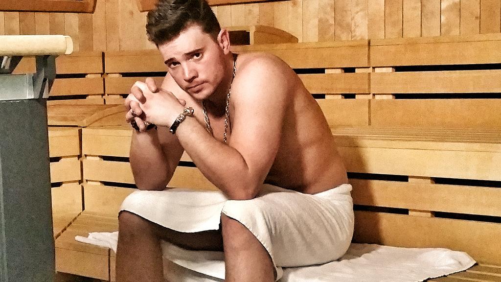 AWZ-Star Bela Klentze in der Sauna.
