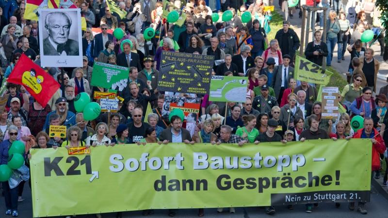 Zahlreiche Gegner des Projektes tragen während eines Protestzuges Plakate und Luftballons durch die Landeshauptstadt Baden-Württembergs.