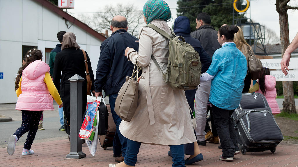 ARCHIV - Syrische Flüchtlinge kommen am 04.04.2016 in das Grenzdurchgangslager Friedland im Landkreis Göttingen (Niedersachsen). Foto: Swen Pförtner/dpa (zu dpa "Flüchtlingsstrom nach Niedersachsen konstant auf niedrigem Niveau" vom 22.04.2017) Foto: