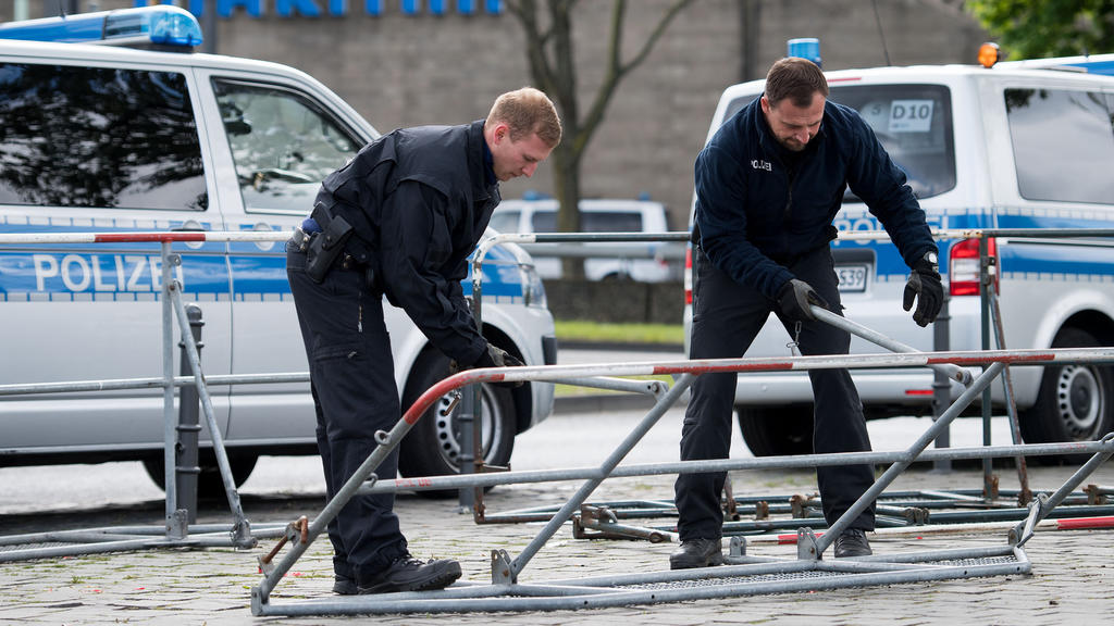 Polizisten bauen am 23.04.2017 auf dem Heumarkt in Köln (Nordrhein-Westfalen) Absperrgitter wieder ab. Ohne Protestaktionen ist am 23.04.2017 der AfD-Bundesparteitag in Köln fortgesetzt worden. Foto: Marius Becker/dpa +++(c) dpa - Bildfunk+++