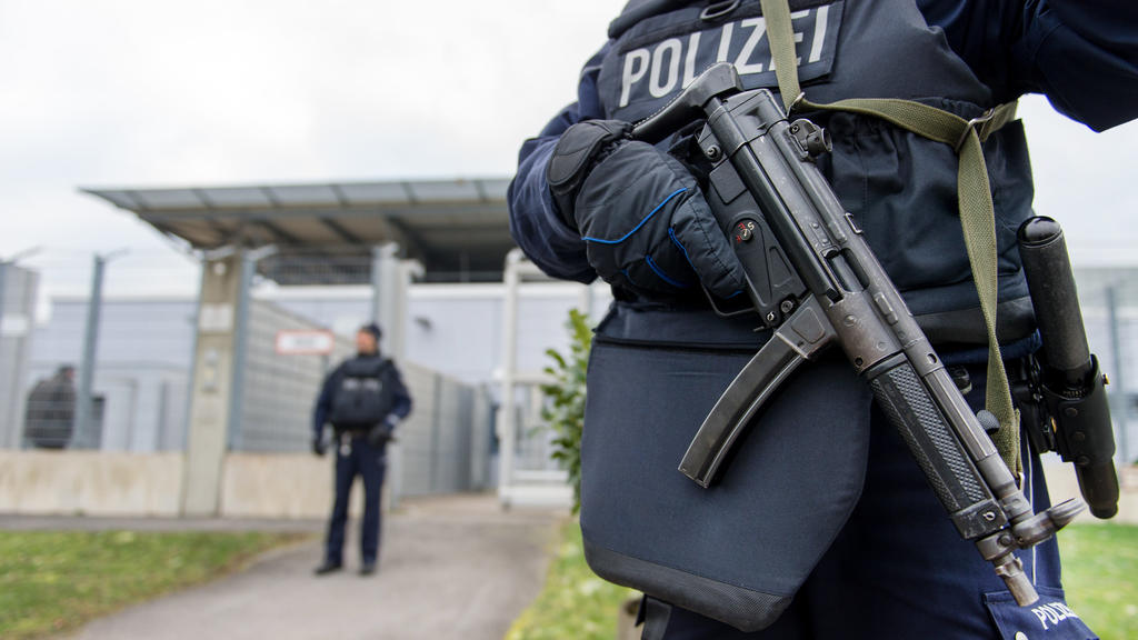 ARCHIV - Bewaffnete Polizisten sichern am 20.01.2016 in Düsseldorf (Nordrhein-Westfalen) das Gebäude des Oberlandesgerichtes. Vor dem Oberlandesgericht Düsseldorf beginnt am Montag ein Prozess gegen ein mutmaßliches Mitglied der Terrormiliz Islamisch