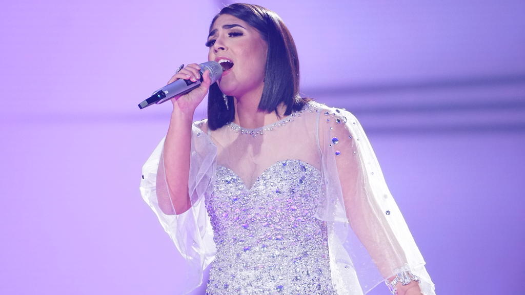 Duygu Goenel singt "One Moment In Time" in der vierten Liveshow.