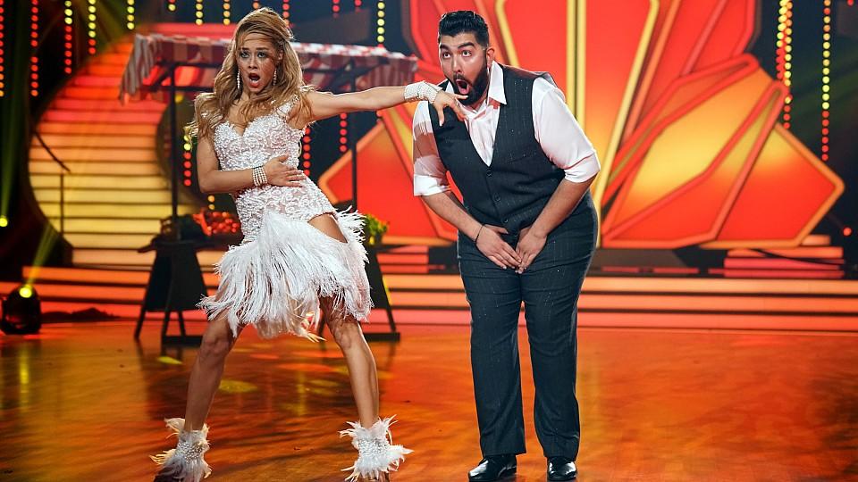 Faisal Kawusi kommt mit seiner Salsa-Performance mit Oana Nechiti super an.