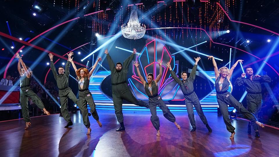 Das Team "Top Gun" präsentiert einen besseren Team-Tanz als die "Mamma Mia!"-Crew.