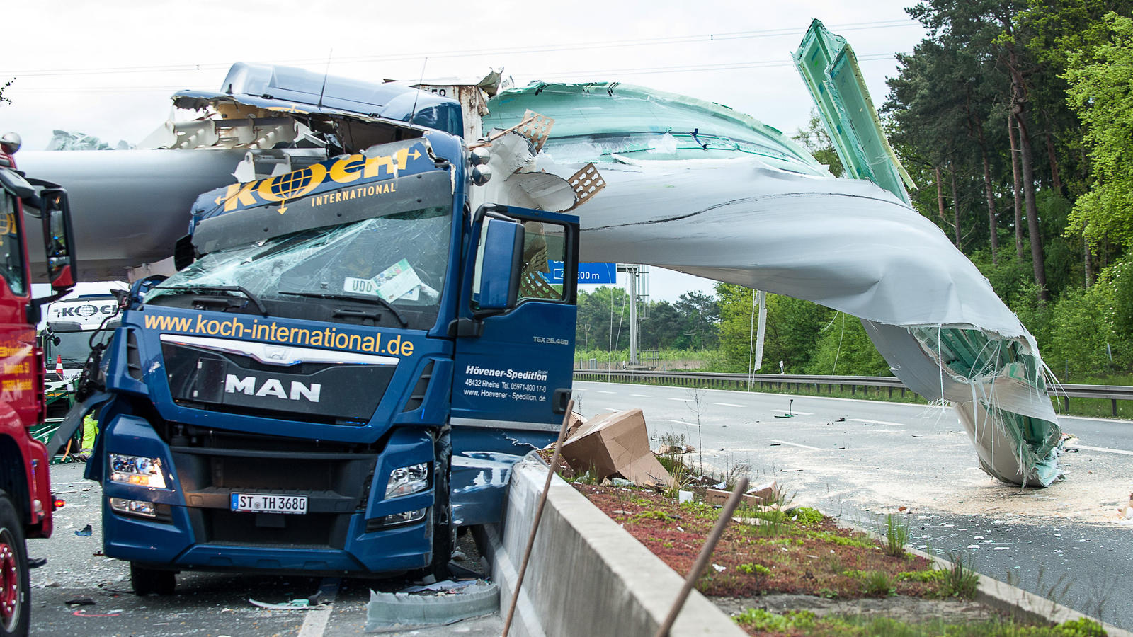 Krasser Unfall Auf A33 Bei Bielefeld Lkw Von Windrad Aufgespiesst