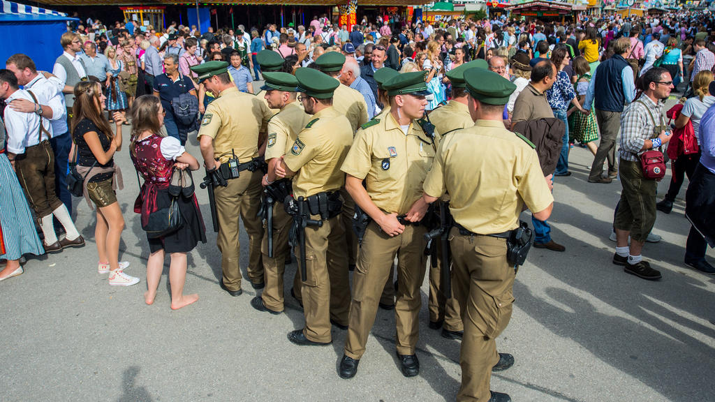 ARCHIV - Mehrere Polizisten sichern am 20.09.2014 beim 181. Münchner Oktoberfest auf der Theresienwiese in München (Bayern) eine Kreuzung. Foto: Marc Müller/dpa (zu dpa "Terror-Sorgen: München holt mehr Sicherheitsleute auf Wiesn" vom 12.04.2016) +++