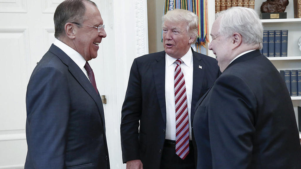 HANDOUT - US-Präsident Donald Trump (M) unterhält sich mit Russlands Außenminister Sergej Lawrow (l) und dem russischen Botschafter Sergej Kisljak am 10.05.2017 im Weißen Haus in Washington. ACHTUNG: Nur zur redaktionellen Verwendung und nur mit Ne