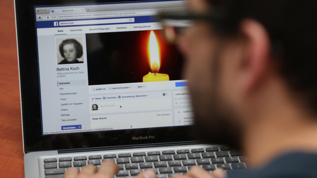 ILLUSTRATION - Ein Mann versetzt am 21.09.2016 in Leipzig das Facebook-Profil einer Verstorbenen in den Gedenkzustand (gestellte Szene). Foto: Sebastian Willnow | Verwendung weltweit