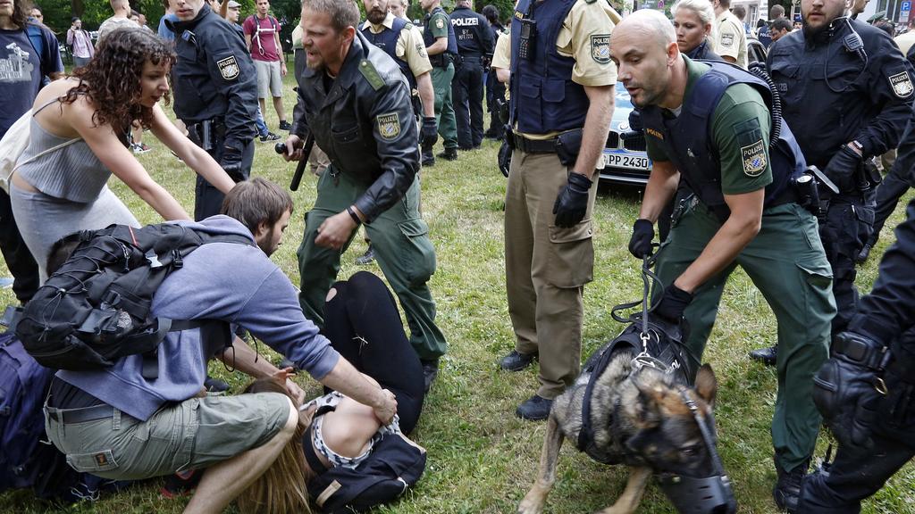 Die Polizei geht am 31.05.2017 in Nürnberg (Bayern) mit Schlagstöcken und einem Hund gegen Schüler vor, die mit einer Sitzblockade und Demonstration die Abschiebung eines 20 Jahre alten Berufsschülers in sein Herkunftsland Afghanistan verhindern woll