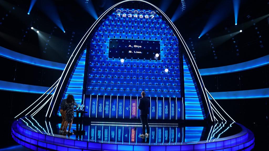 "The Wall" bei RTL - Die Regeln, Runde 1 - "Free Fall": Die ersten fünf Quizfragen werden an beide Kandidaten im Studio gestellt. Parallel dazu fallen drei weiße Bälle in die Wand. Ist die richtige Antwort gegeben, bevor ein Ball in einer Box gelande