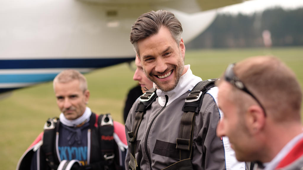 "Unter uns"-Star Stefan Bockelmann am Set des Fallschirmsprungs.