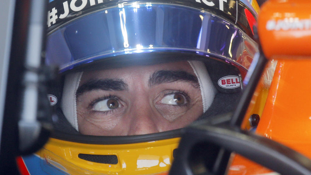 Motorsport: Formel-1-Weltmeisterschaft, Grand Prix von Aserbaidschan, 1. Freies Training am 23.06.2017 in Baku (Aserbaidschan). Der Spanier Fernando Alonso vom Team McLaren Honda fährt aus der Box. Foto: Efrem Lukatsky/AP/dpa +++(c) dpa - Bildfunk+++