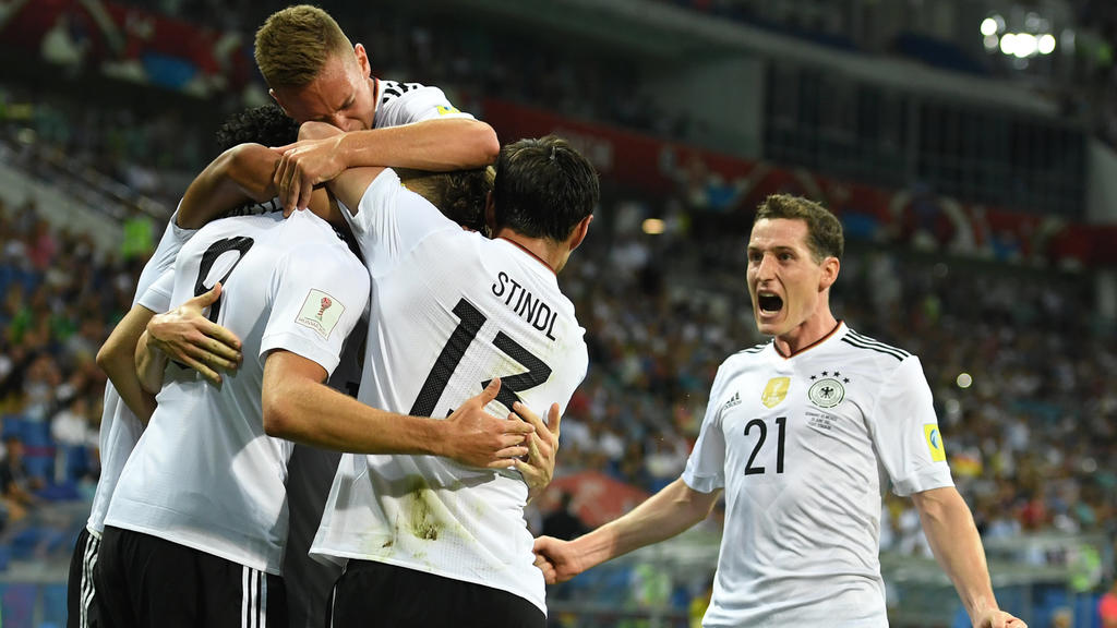 dpatopbilder - Fußball: Confederations Cup, Deutschland - Mexiko, Finalrunde, Halbfinale am 29.06.2017 im Fisht Stadium in Sotschi, Russland. Leon Goretzka (l) aus Deutschland jubelt mit seinen Teamkollegen und Sebastian Rudy (r) über sein Tor zum 2: