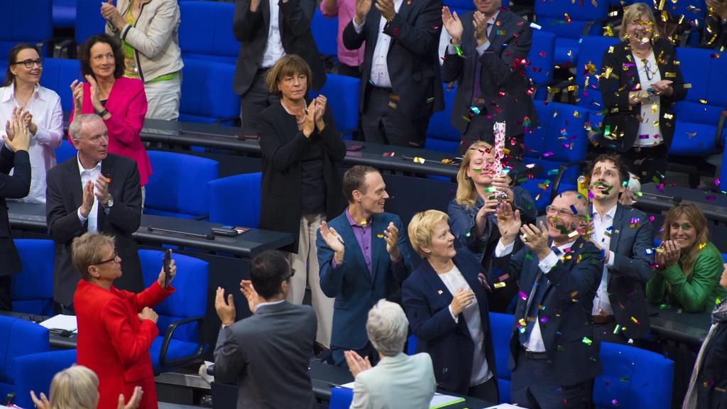 Jubel und Konfettiregen im Bundestag