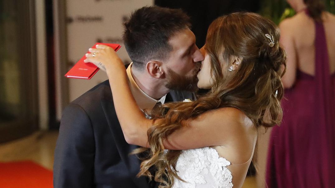 Knutscherei In Musikvideo So Leidenschaftlich Kusst Fussball Star Lionel Messi Seine Frau Antonella