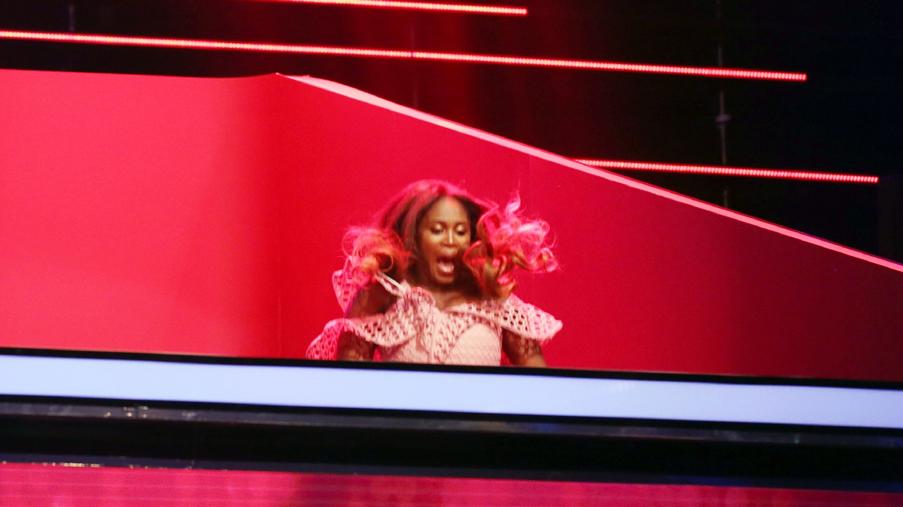 Motsi Mabuse saust bei "Keep it in the Family" durch die Falltür