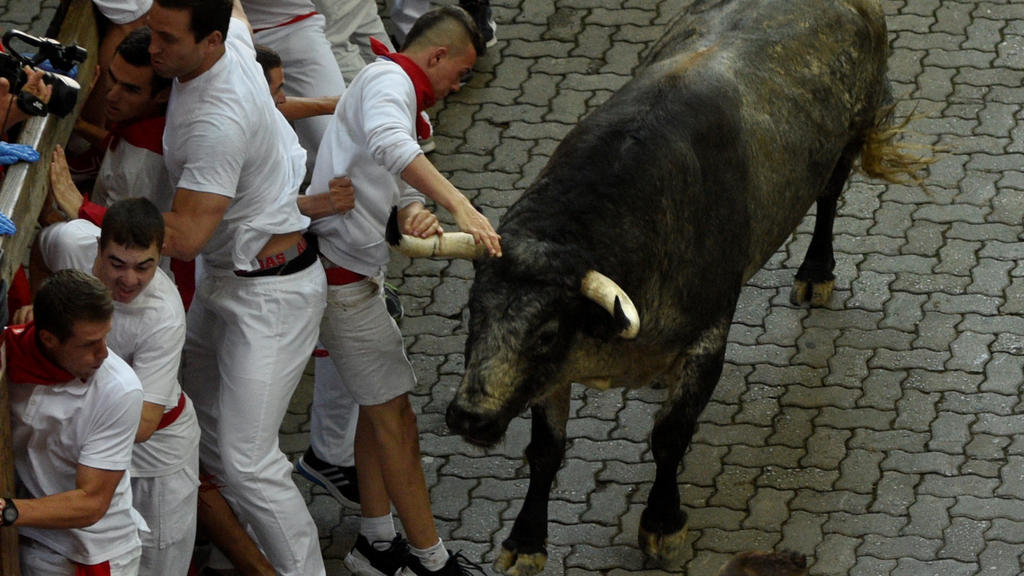Runners try to avoid a Cebada Gago bull during the first running of the bulls at the San Fermin festival in Pamplona, Spain July 7, 2017. REUTERS/Eloy Alonso