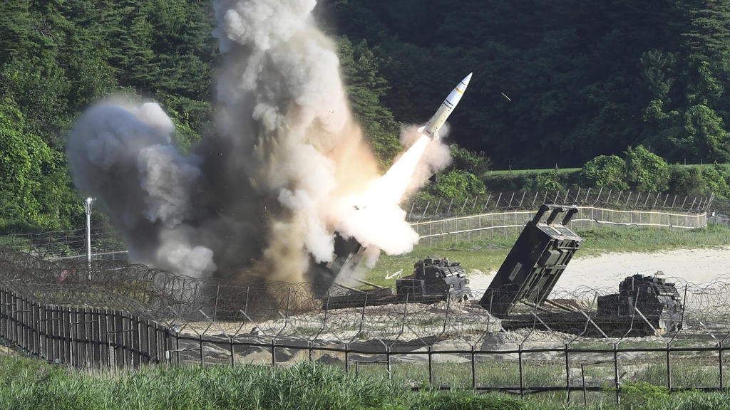 HANDOUT - Das vom südkoreanischen Verteidigungsministerium veröffentlichte Foto zeigt den Abschuss einer Rakete vom Typ «MGM-140 Army Tactical Missile» bei einer gemeinsamen Militärübung mit den USA am 05.07.2017 in Südkorea. - ACHTUNG: Nur zur redak