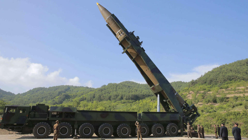 HANDOUT - Das Bild, welches von der nordkoreanischen Regierungsagentur am 04.07.2017 zur Verfügung gestellt wurde, soll die Vorbereitung eines mutmaßlichen Starts einer Interkontinentalrakete mit hoher Reichweite vom Typ Hwasong-14 zeigen. Der nordko