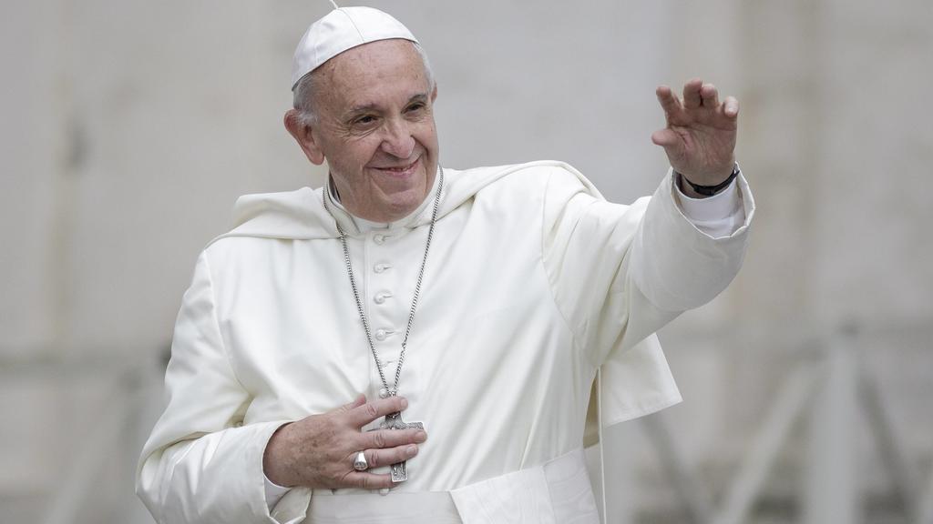 Vatican: Pope Francis Weekly General Audience Pope Francis greets the faithful as he arrives to celebrate his Weekly General Audience in St. Peter s Square in Vatican City, Vatican on June 28, 2017. PUBLICATIONxINxGERxSUIxAUTxONLY GiuseppexCicciaVati