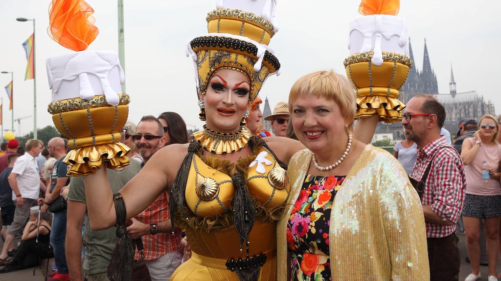 CSD Parade Köln 2017 in Köln am 09.07.2017 Claudia Roth (Die Grünen) mit einem Teilnehmer der CSD-Parade in Köln. Die bunte Parade Christopher Street Day (CSD) zog mit ca. 100 Gruppen durch die Kölner Innenstadt. Die Parade stand unter dem Motto Nie