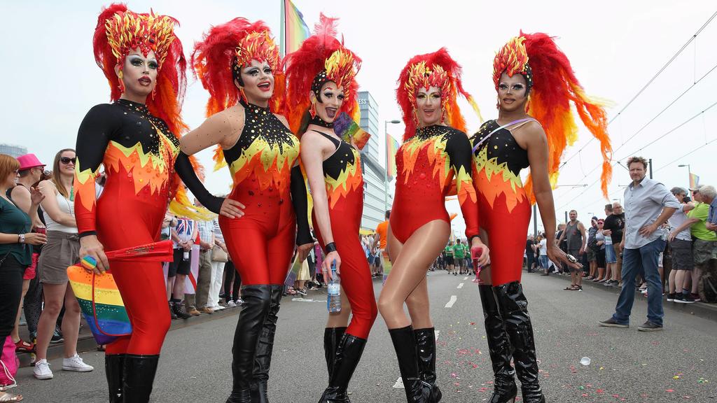 CSD Parade Köln 2017 in Köln am 09.07.2017 Die bunte Parade Christopher Street Day (CSD) zog mit ca. 100 Gruppen durch die Kölner Innenstadt. Die Parade stand unter dem Motto Nie wieder! Mit dem CSD erinnern Schwule und Lesben jedes Jahr an die Poliz