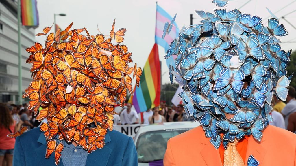 CSD Parade Köln 2017 in Köln am 09.07.2017 Die bunte Parade Christopher Street Day (CSD) zog mit ca. 100 Gruppen durch die Kölner Innenstadt. Die Parade stand unter dem Motto Nie wieder! Mit dem CSD erinnern Schwule und Lesben jedes Jahr an die Poliz