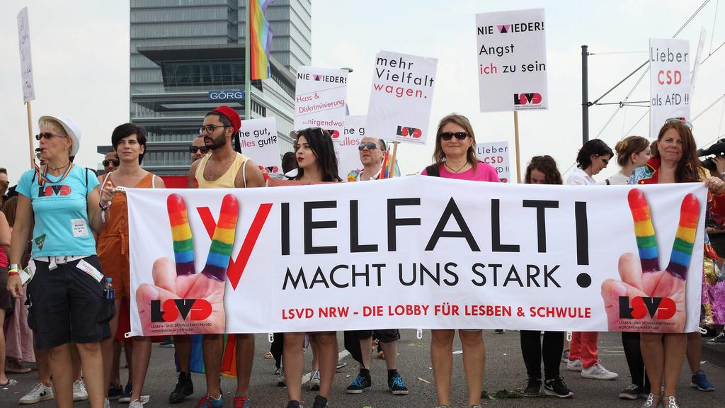 CSD Parade Köln 2017 in Köln am 09.07.2017 Die bunte Parade Christopher Street Day (CSD) zog mit ca. 100 Gruppen durch die Kölner Innenstadt. Die Parade stand unter dem Motto Nie wieder! Mit dem CSD erinnern Schwule und Lesben jedes Jahr an die Poliz