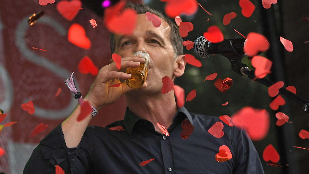 Bundesjustizminister Heiko Maas (SPD) trinkt am 07.07.2017 bei der Eröffnung des CSD-Wochenendes in Köln (Nordrhein-Westfalen) Kölsch. Foto: Henning Kaiser/dpa +++(c) dpa - Bildfunk+++