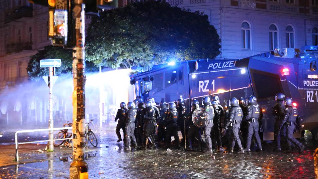 Hamburg: New riots and GSG9 In the night in Schanzenviertel new riots erupted. Police used the heavy armed special forces GSG9. PUBLICATIONxINxGERxSUIxAUTxONLY AlexanderxPohlHamburg New Riots and GSG9 in The Night in Schanzenviertel New Riots erupted