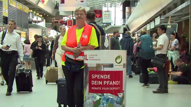 Pfandbeauftragte Susanne Pieske am Flughafen Berlin-Tegel