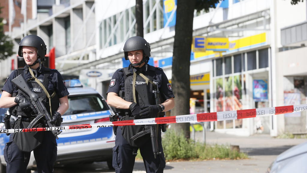 dpatopbilder - Einsatzkräfte der Polizei sperren am 28.07.2017 nach einer Messerattacke in einem Supermarkt in Hamburg den Tatort ab. Bei einem Überfall hat ein Mann am 28.07.2017 in einem Supermarkt im Hamburger Stadtteil Barmbek einen Menschen getö