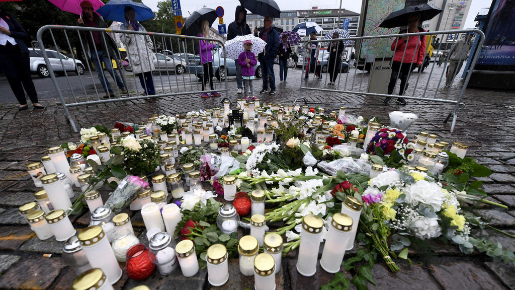 Memorial candles at the Turku Market Square for the victims of Friday's stabbings in Turku, Finland August 19, 2017. Lehtikuva/Vesa Moilanen via REUTERS ATTENTION EDITORS - THIS IMAGE WAS PROVIDED BY A THIRD PARTY. NO THIRD PARTY SALES. NOT FOR USE