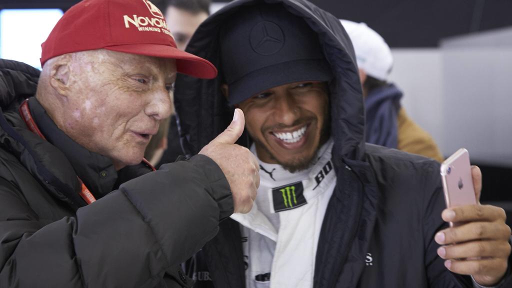 Bilder des Tages - SPORT Shanghai International Circuit, Shanghai, China. Sunday 9 April 2017. Niki Lauda, Non-Executive Chairman, Mercedes AMG, and Lewis Hamilton, Mercedes AMG, give the thumbs up. World SNE28042 PUBLICATIONxINxGERxSUIxAUTxHUNxONLY
