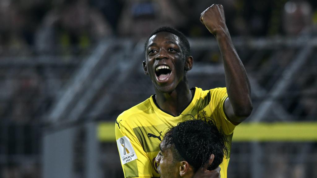 Fussball, Bundesliga, Deutschland, Herren, Saison 2017/2018, Supercup, Signal Iduna Park Dortmund: Bor. Dortmund, BVB (gelb) - FC Bayern München, FCB (rot) 6:7 n.E.; Jubel Pierre-Emerick Aubameyang (BVB) nach seinem Tor zum 2:1, zusammen mit Ousmane