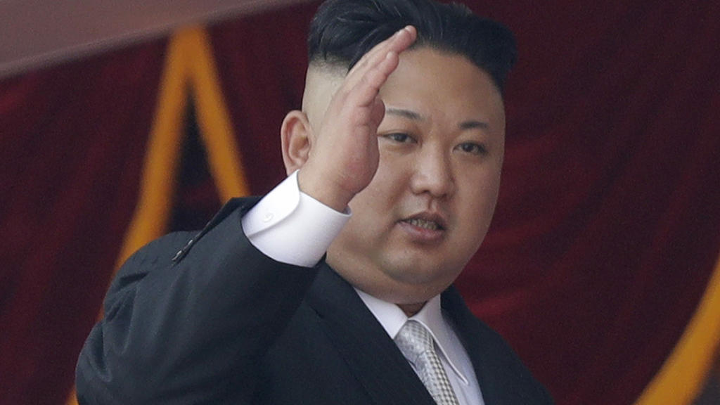 Der nordkoreanische Machthaber Kim Jong Un winkt am 15.04.2017 während einer Militärparade in Pjöngjang, Nordkorea. Nordkoreas Nuklearwissenschaftler haben nach Angaben der Staatsagentur KCNA eine Wasserstoffbombe gebaut, die von Interkontin