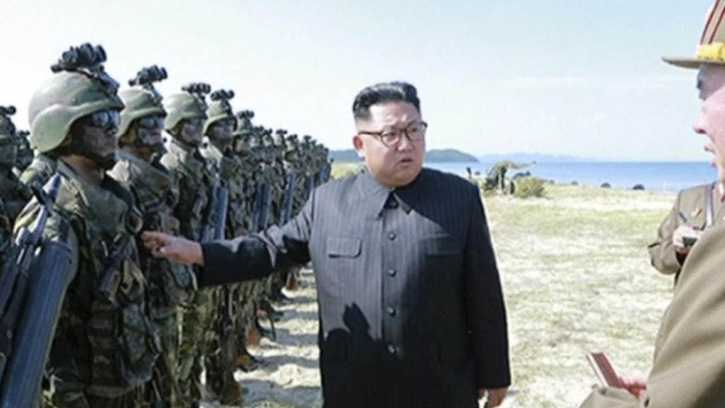 HANDOUT - Das vom staatlichen Rundfunk- und Fernsehkomitee der Demokratischen Volksrepublik Korea (KRT) am 26.08.2017 zur Verfügung gestellte Videostandbild zeigt Nordkoreas Machthaber Kim Jong Un, der in Nordkorea Soldaten inspiziert. (zu dpa "USA: