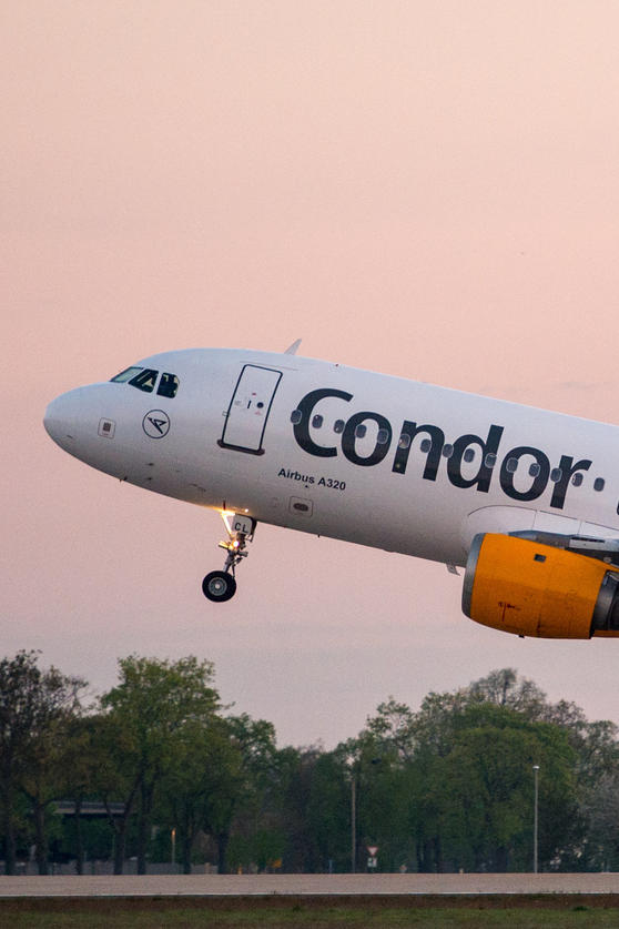 Flugverspatung In Palma De Mallorca Hunderte Condor Passagiere Sitzen Fest