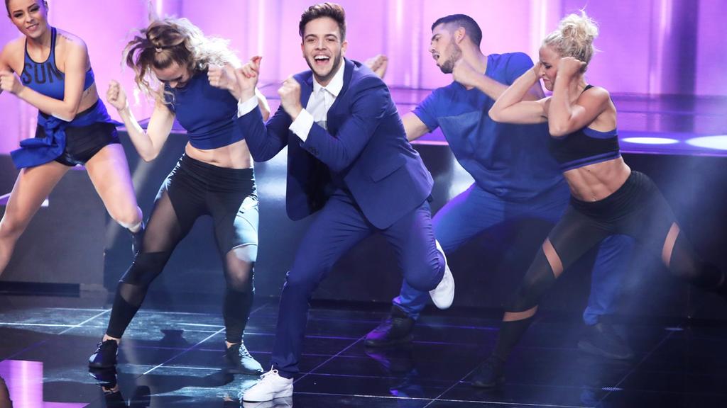 DSDS-Gewinner Luca Hänni (M.) tanzt bei seinem Solo zu Olly Murs