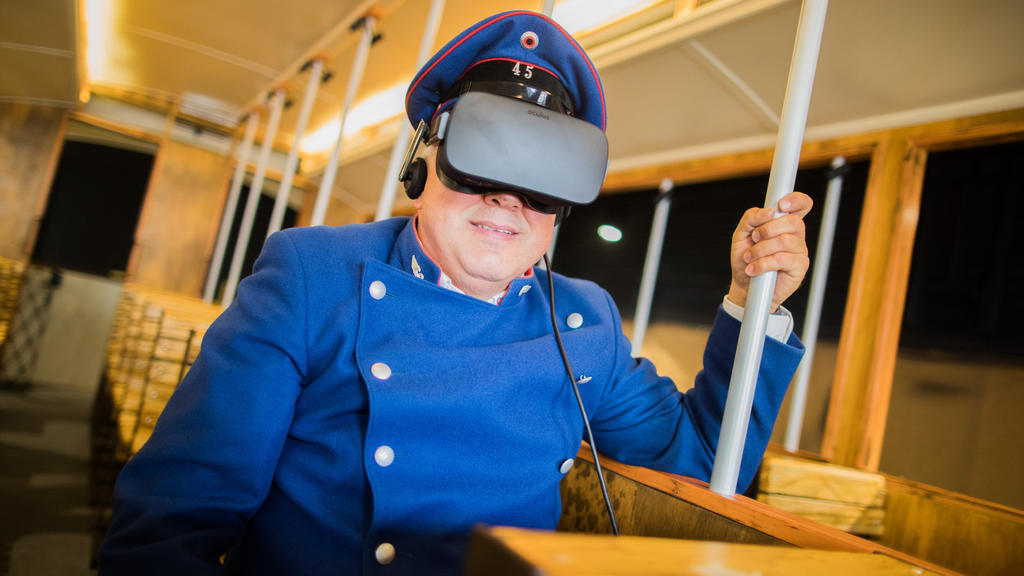 dpatopbilder - Der als Straßenbahnfahrer verkleidete Helge Maus sitzt am 28.09.2017 in der Altstadt in Köln (Nordrhein-Westfalen) mit einer VR-Brille vor den Augen in dem Nachbau einer historischen Straßenbahn. Ab dem 30. September kann man hier mitt