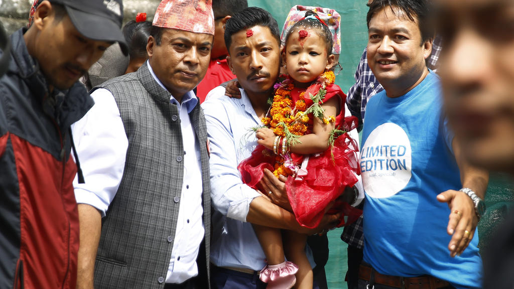 Als 'Kumari' darf Trishna den Boden nicht berühren
