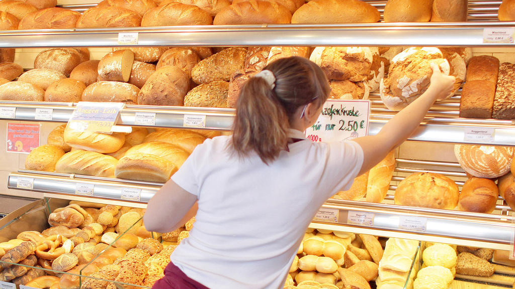 ARCHIV - Eine Verkäuferin greift am 14.03.2011 in einer Filiale einer traditionellen Bäckerei in Zwenkau (Landkreis Leipzig) nach einem Brot. (ZU dpa "Bäcker zwischen Pleite und Finanzinvestoren - Am Bahnhof läuft's" vom 20.09.2017) Foto: Jan Woitas/