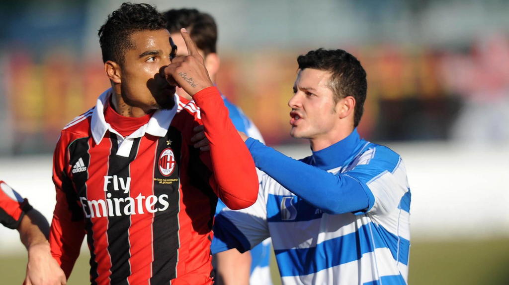 epa03523301 Milan midfielder Kevin Prince Boateng (C) leaves the playing field during the friendly match between AC Milan and Pro Patria, Busto Arsizio, near Milan, Italy, 03 January 2013. The match was abandonned after some of the Serie A black play