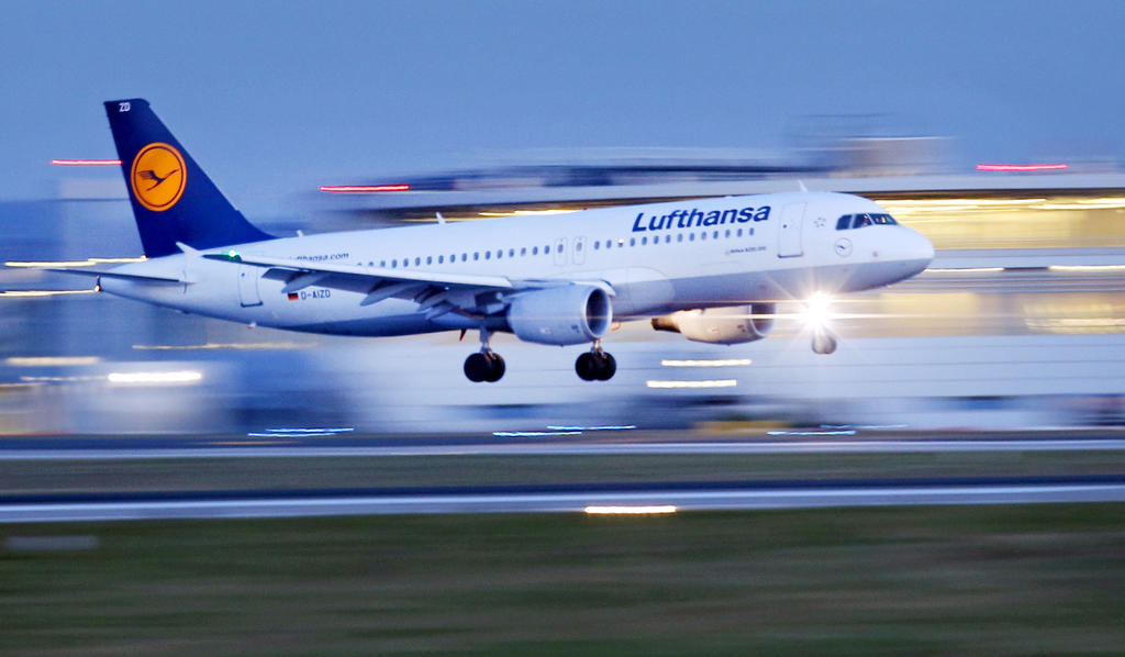 ARCHIV - Ein Flugzeug der Fluggesellschaft Lufthansa des Typs Airbus A320 landet am 04.02.2014 am Flughafen in Düsseldorf (Nordrhein-Westfalen). Das Statistische Landesamt veröffentlicht am Donnerstag Zahlen zu von den größten NRW-Flughäfen gestartet