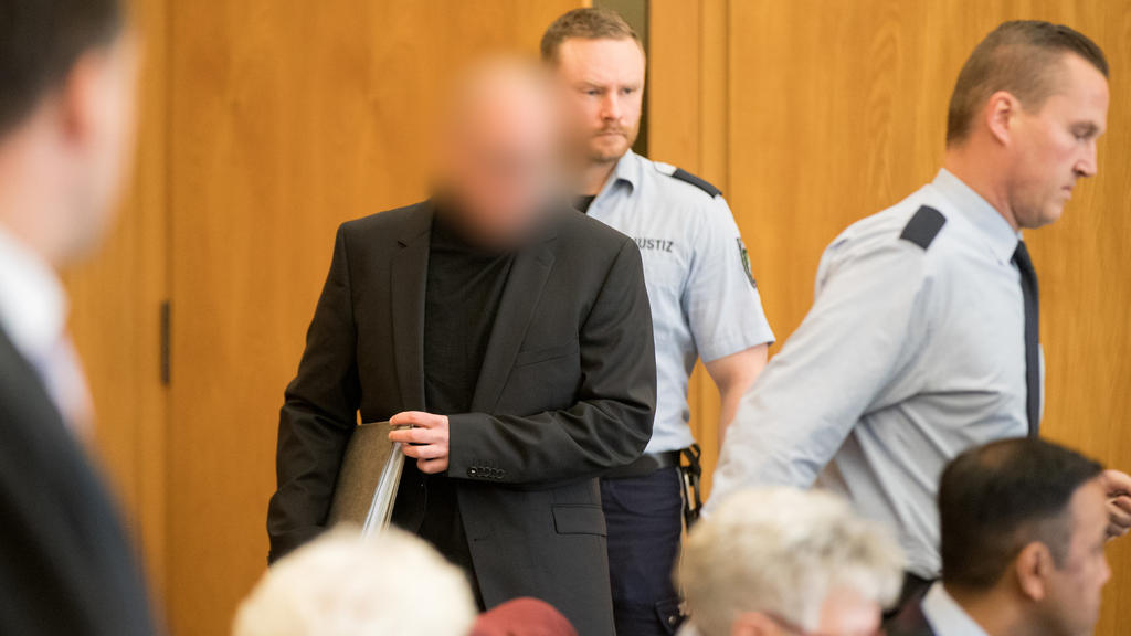 Der Angeklagte (M) kommt am 13.11.2017 im Landgericht in Essen (Nordrhein-Westfalen) in den Gerichtssaal. Der 47 Jahre alte Apotheker aus Bottrop soll seit 2012 fast 62 000 Krebsmedikamente gepanscht haben.