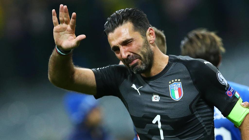 Fußball, WM Playoffs, Italien - Schweden November 13, 2017 - Milan, Italy - FIFA World Cup WM Weltmeisterschaft Fussball Qualifiers play-off Switzerland v Northern Ireland.Gianluigi Buffon of Italy crying at the end of at San Siro Stadium in Milan,