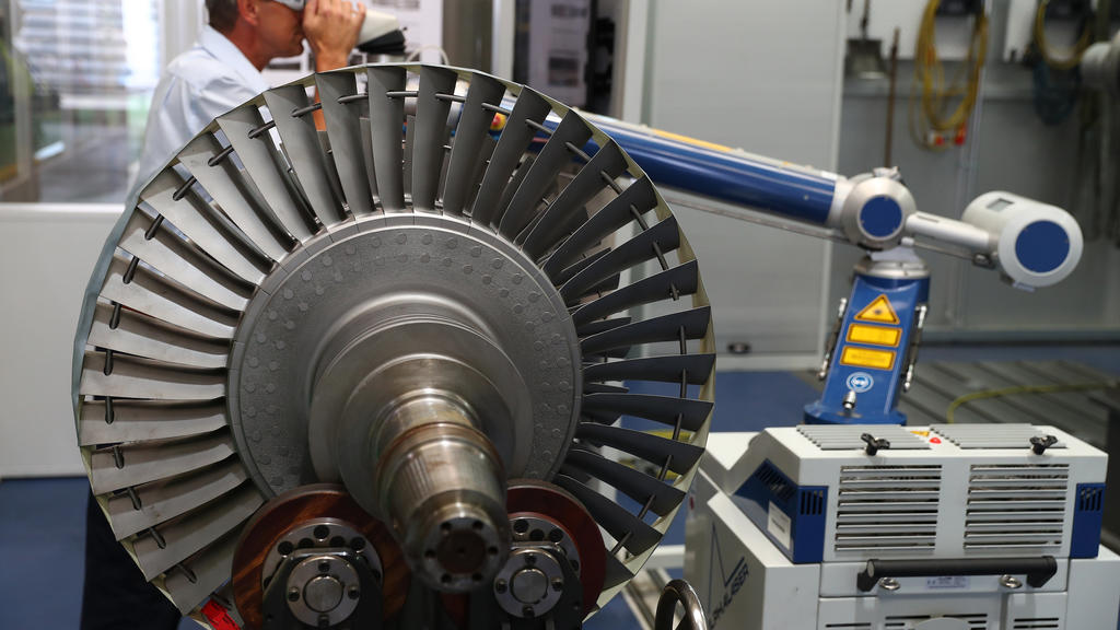 Ein Dampfturbinenrotor befindet sich zur Wartung am 22.06.2017 im Siemens Werk für Dampfturbinen-Service in Nürnberg (Bayern). Wie die Siemens AG am 16.11.2017 mitteilte, sollen die Standorte zur Gasturbinenherstellung in Offenbach und Erlangen zusam