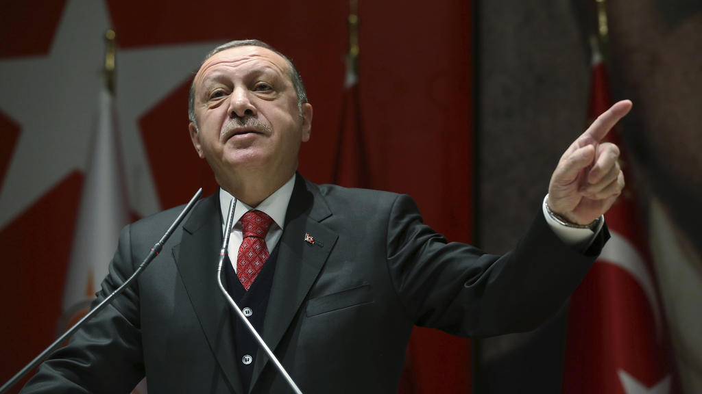 HANDOUT - Der türkische Präsident Recep Tayyip Erdogan spricht am 17.11.2017 bei einer Veranstaltung in Ankara (Türkei) zu Regionalleitern seiner Partei. - ACHTUNG: Nur zur redaktionellen Verwendung im Zusammenhang mit der aktuellen Berichterstattung